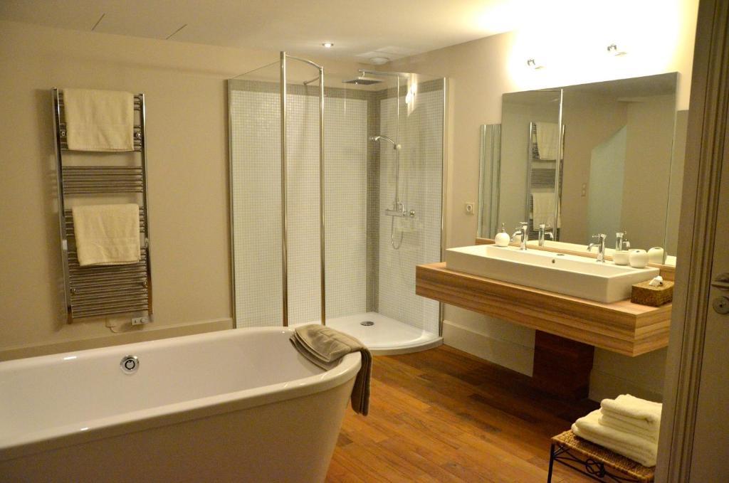 Domaine Des Grands Cedres Bed & Breakfast Cordelle Room photo