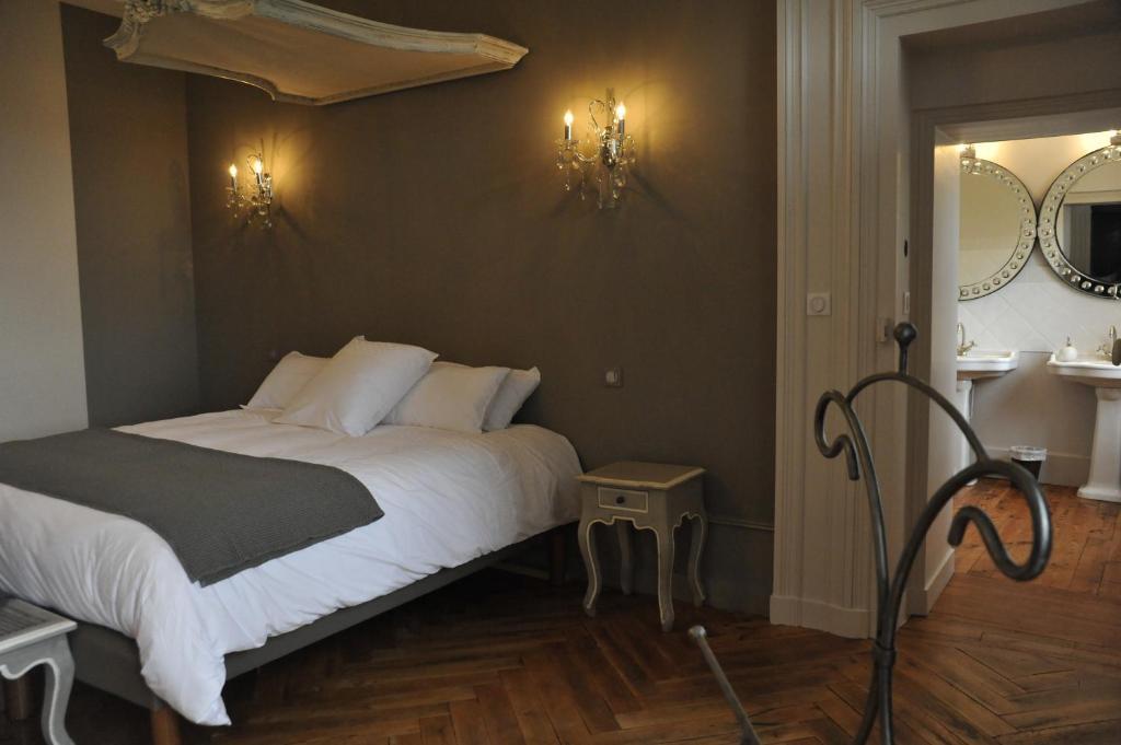 Domaine Des Grands Cedres Bed & Breakfast Cordelle Room photo
