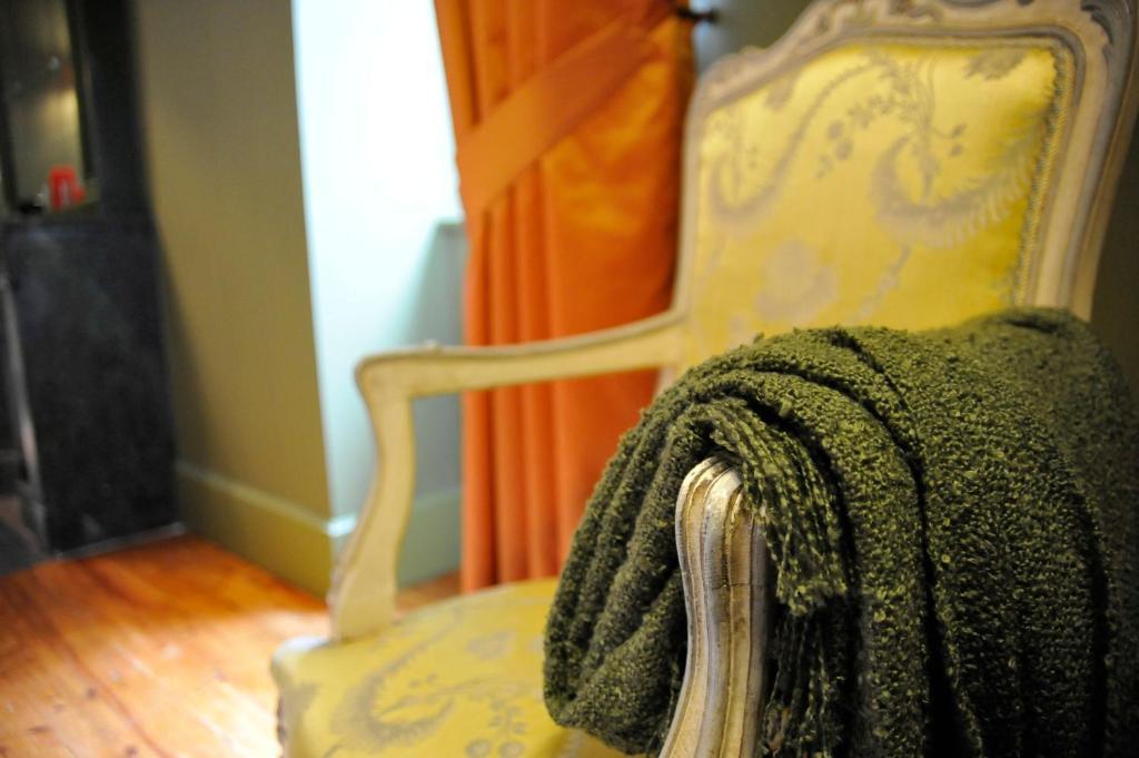 Domaine Des Grands Cedres Bed & Breakfast Cordelle Room photo