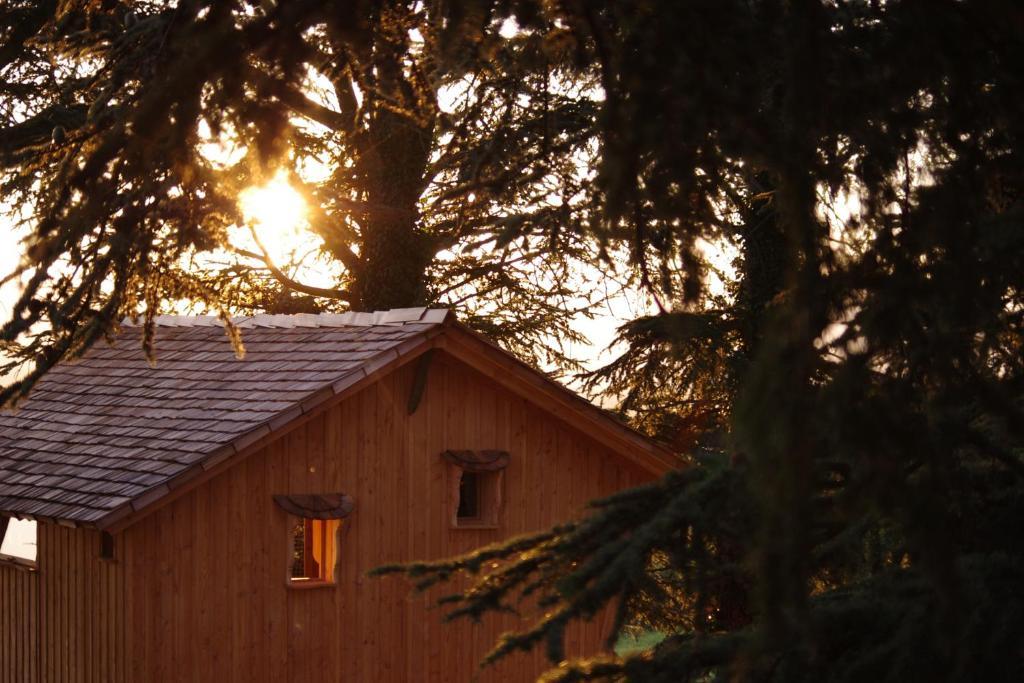 Domaine Des Grands Cedres Bed & Breakfast Cordelle Room photo