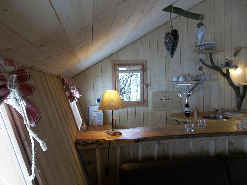Domaine Des Grands Cedres Bed & Breakfast Cordelle Room photo
