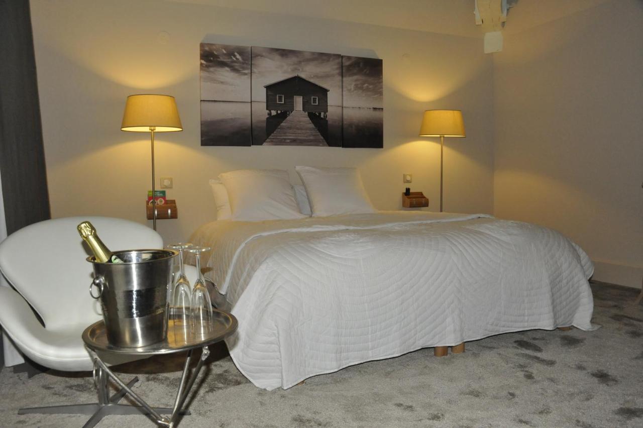 Domaine Des Grands Cedres Bed & Breakfast Cordelle Room photo